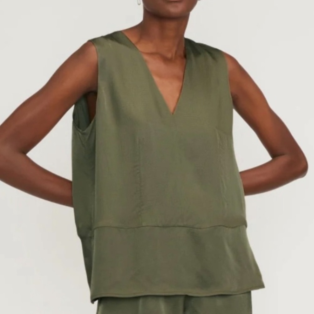 Everlane The Satin V-Neck Top NWT Women’s XS Kalamata Green Sleeveless Blouse